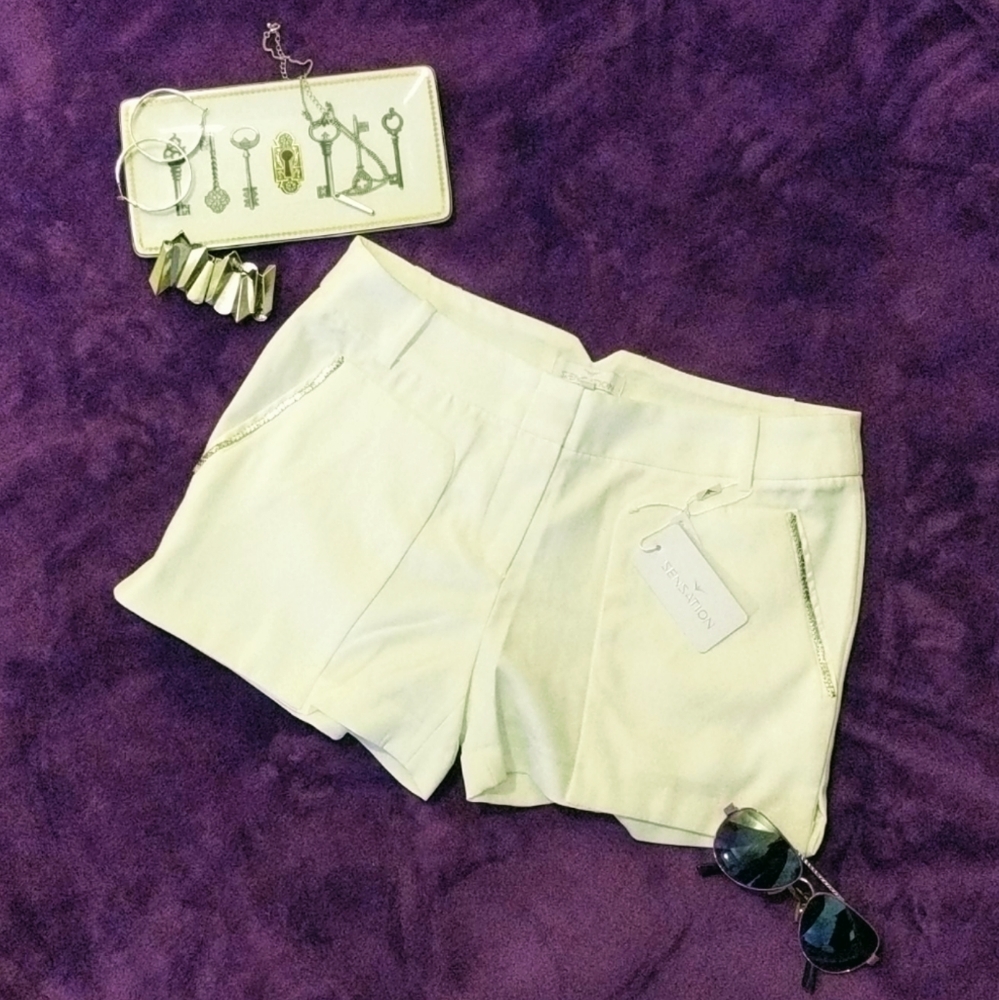 NWT: EXCLUSIVE White Shorts SENSATION 🤍